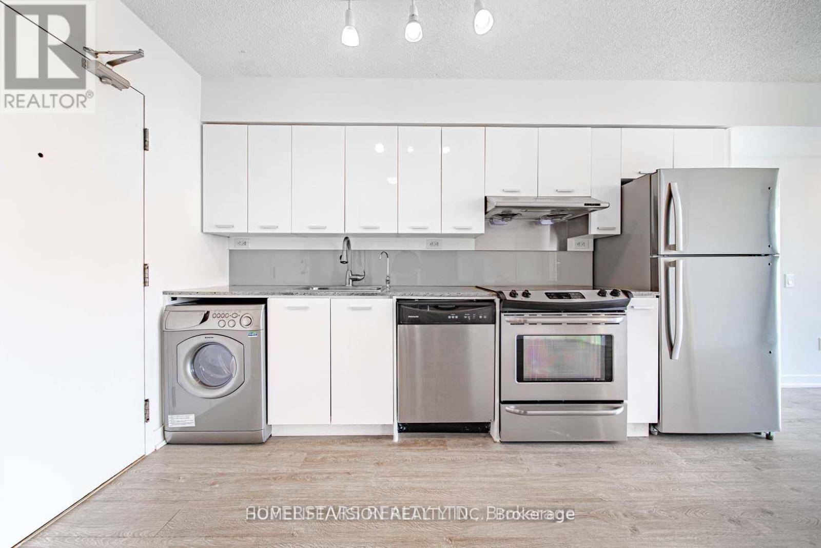 Toronto (bayview Village), ON M2K0B4,33 Singer CT #1606