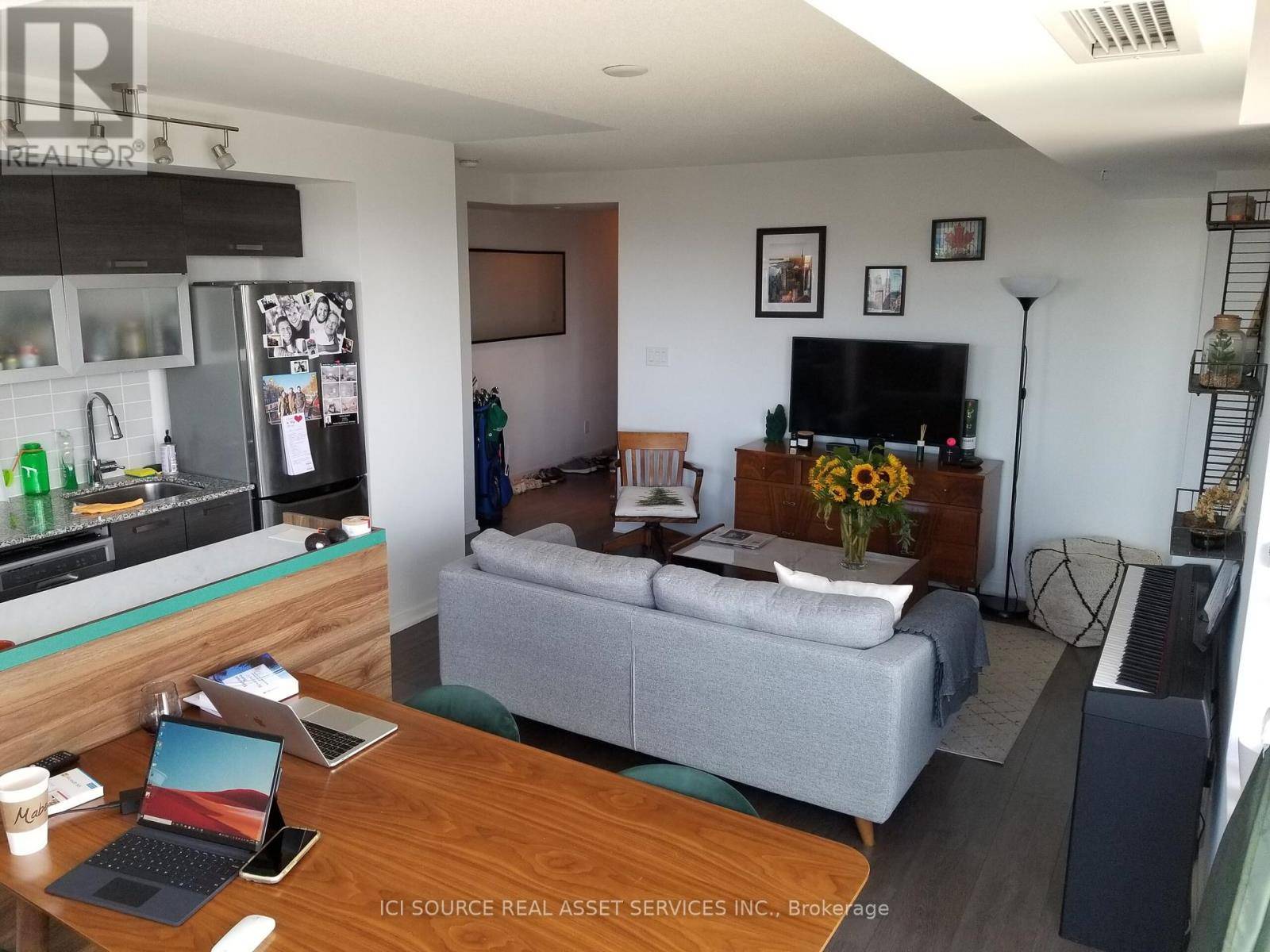Toronto (little Portugal), ON M6J0B1,68 Abell ST #LPH 09