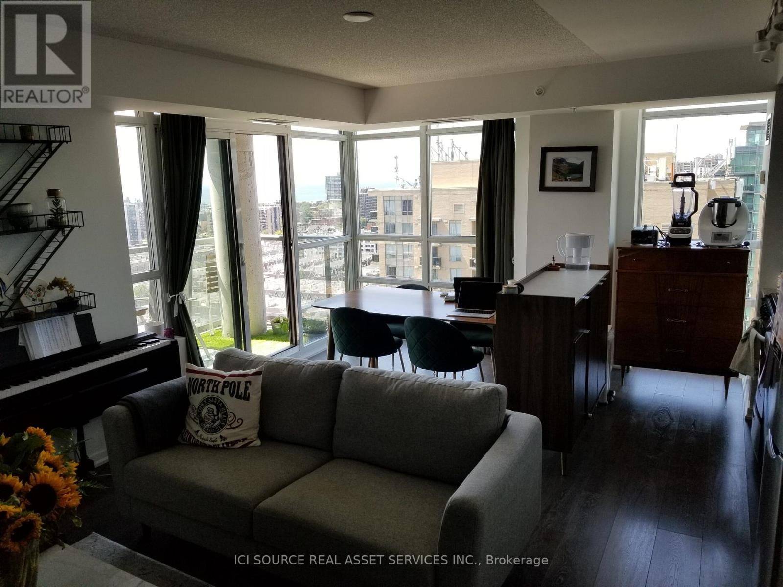 Toronto (little Portugal), ON M6J0B1,68 Abell ST #LPH 09