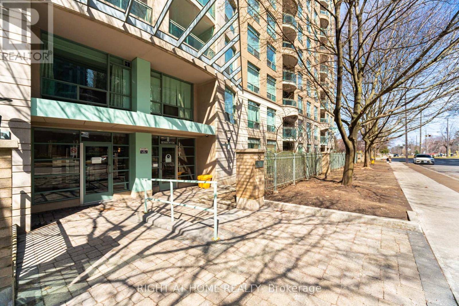 Toronto (newtonbrook East), ON M2M1Y1,8 Pemberton AVE #LPH09
