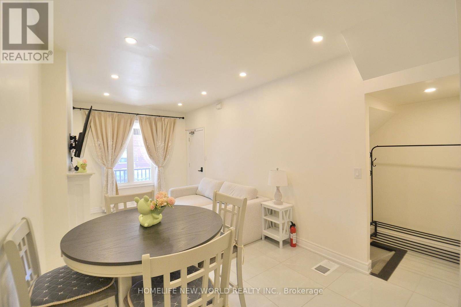 Toronto (annex), ON M6G1P1,30 Barton AVE #1