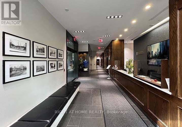 Toronto (kensington-chinatown), ON M5G1S9,426 University AVE #2207