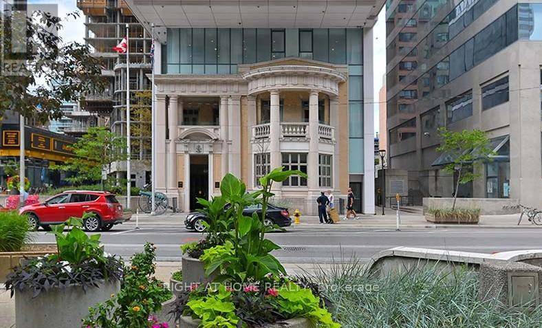 Toronto (kensington-chinatown), ON M5G1S9,426 University AVE #2207