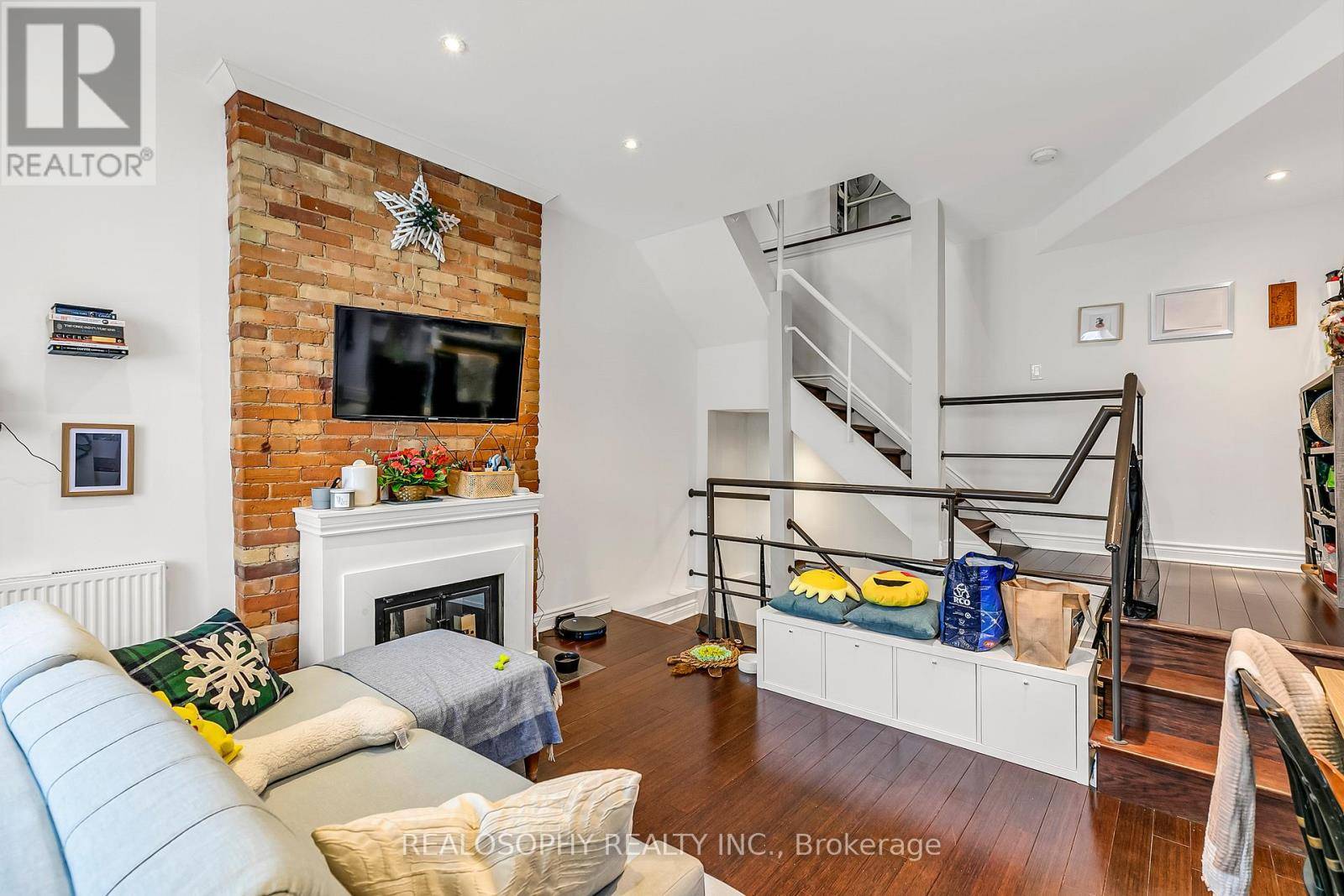 Toronto (annex), ON M5R2R9,626 HURON STREET