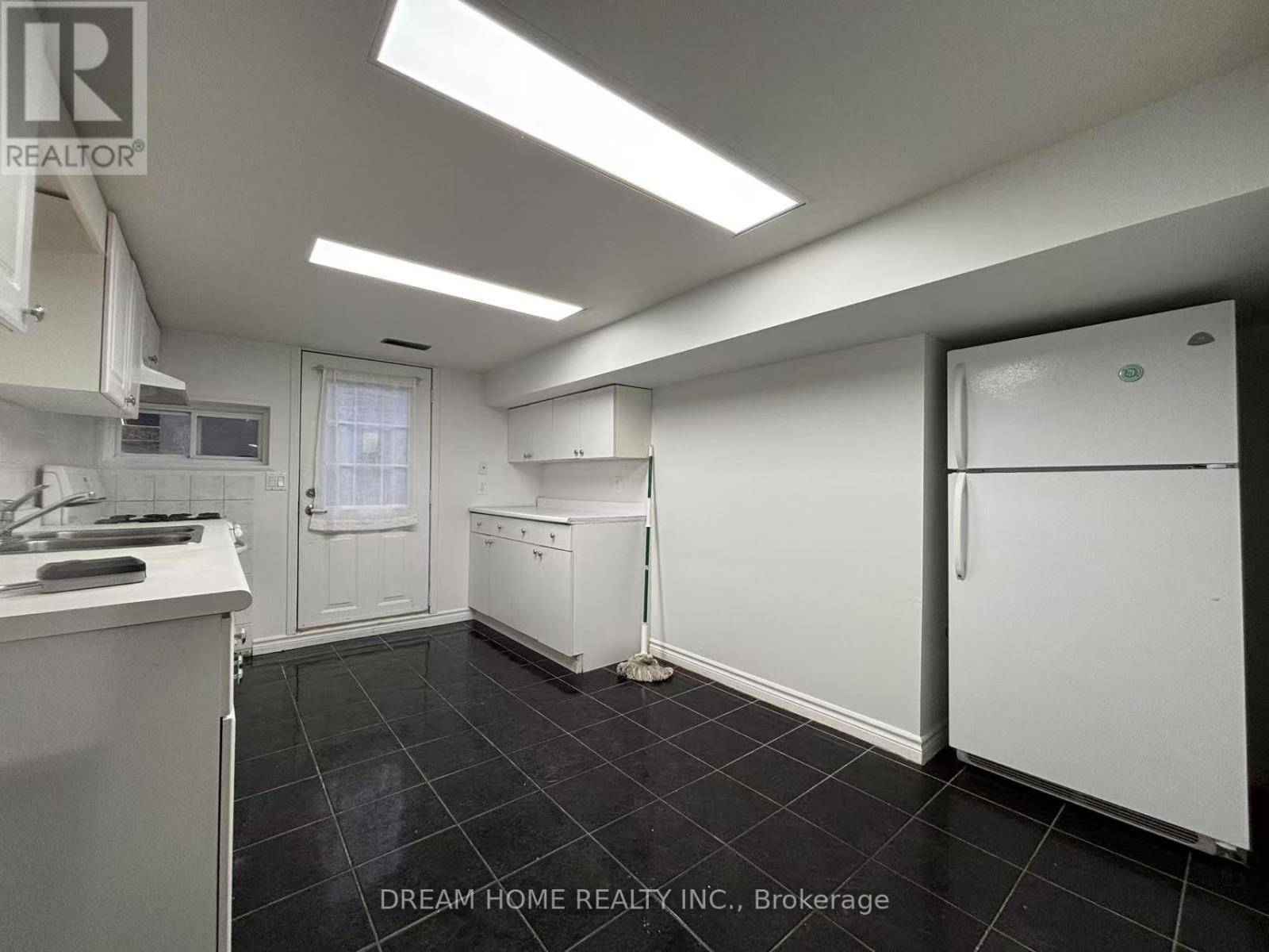 Toronto (oakwood Village), ON M6C2B5,53 Lanark AVE #Lower
