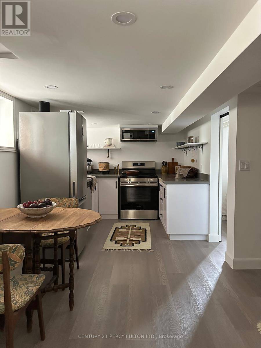 Toronto (oakwood Village), ON M6E3M9,251 WESTMOUNT AVENUE
