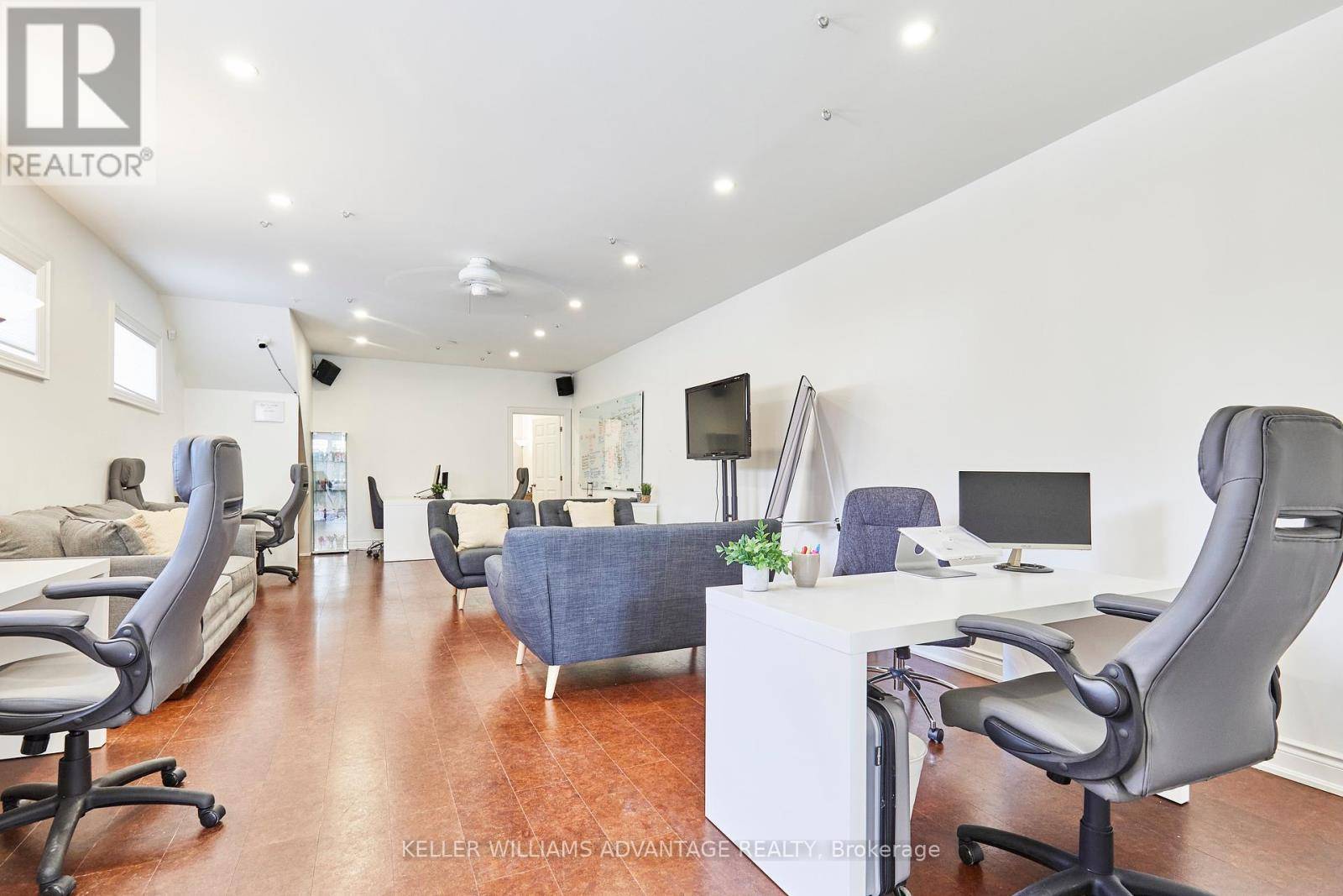 Toronto (mount Pleasant East), ON M4S1H9,477 DAVISVILLE AVENUE