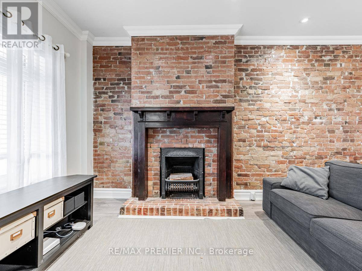 Toronto (little Portugal), ON M6J2C1,10 ST ANNES ROAD