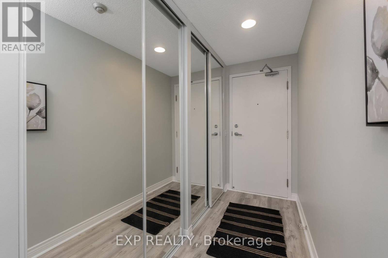 Toronto (newtonbrook East), ON M2M4J4,7 Bishop AVE #214
