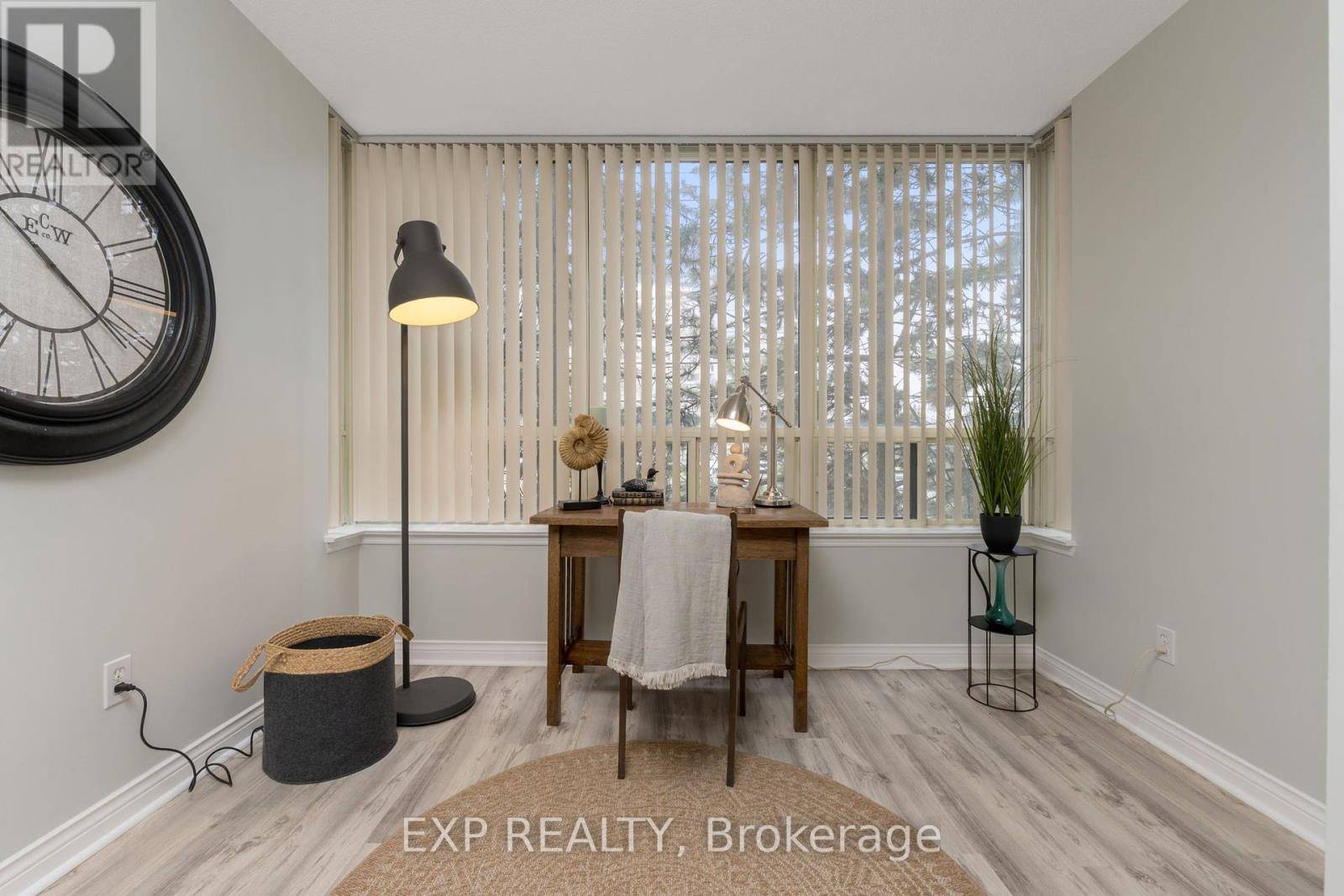 Toronto (newtonbrook East), ON M2M4J4,7 Bishop AVE #214