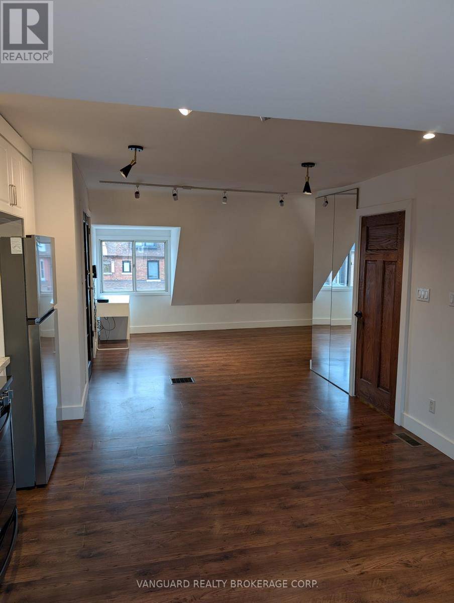 Toronto (palmerston-little Italy), ON M6G3G7,232 Montrose AVE #4