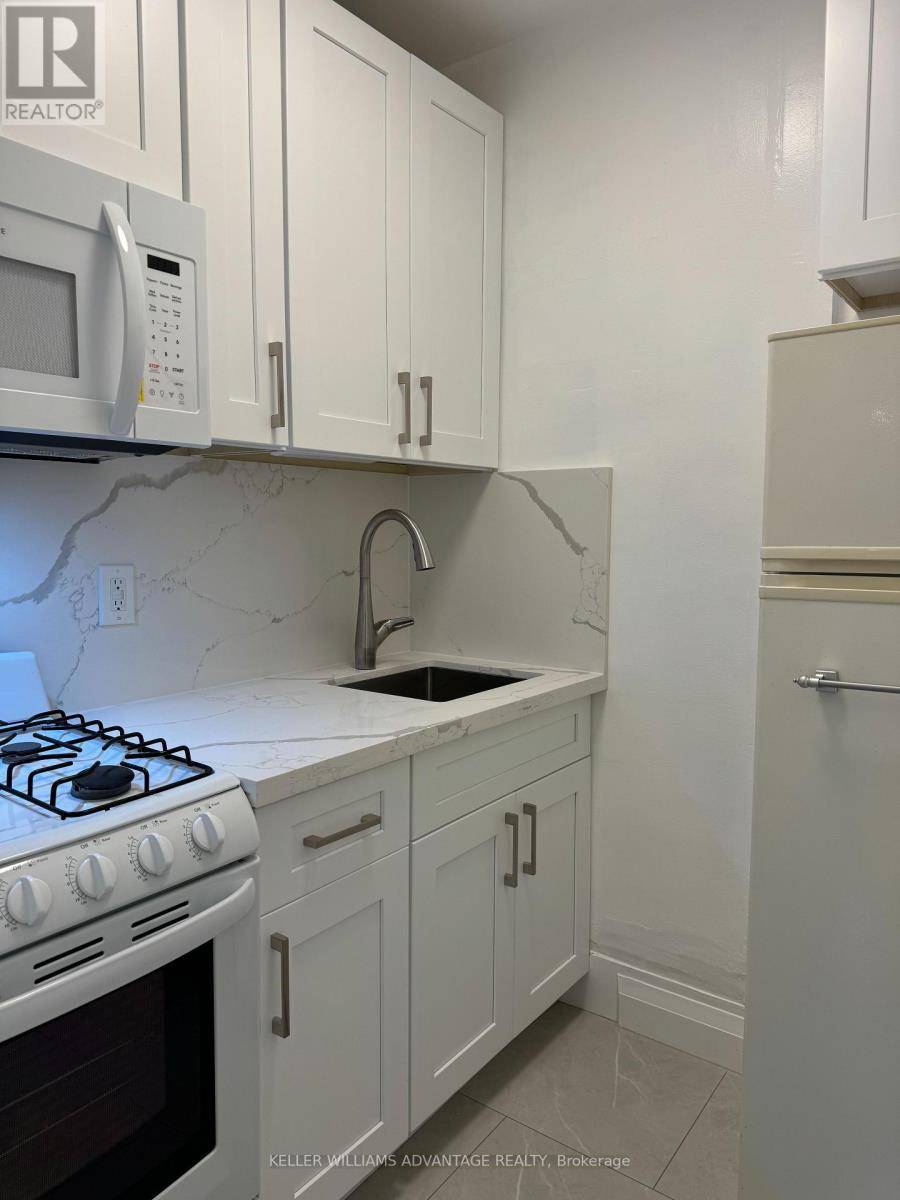 Toronto (casa Loma), ON M5R2Y3,2ND FLOOR BACHELOR - 347 WALMER ROAD