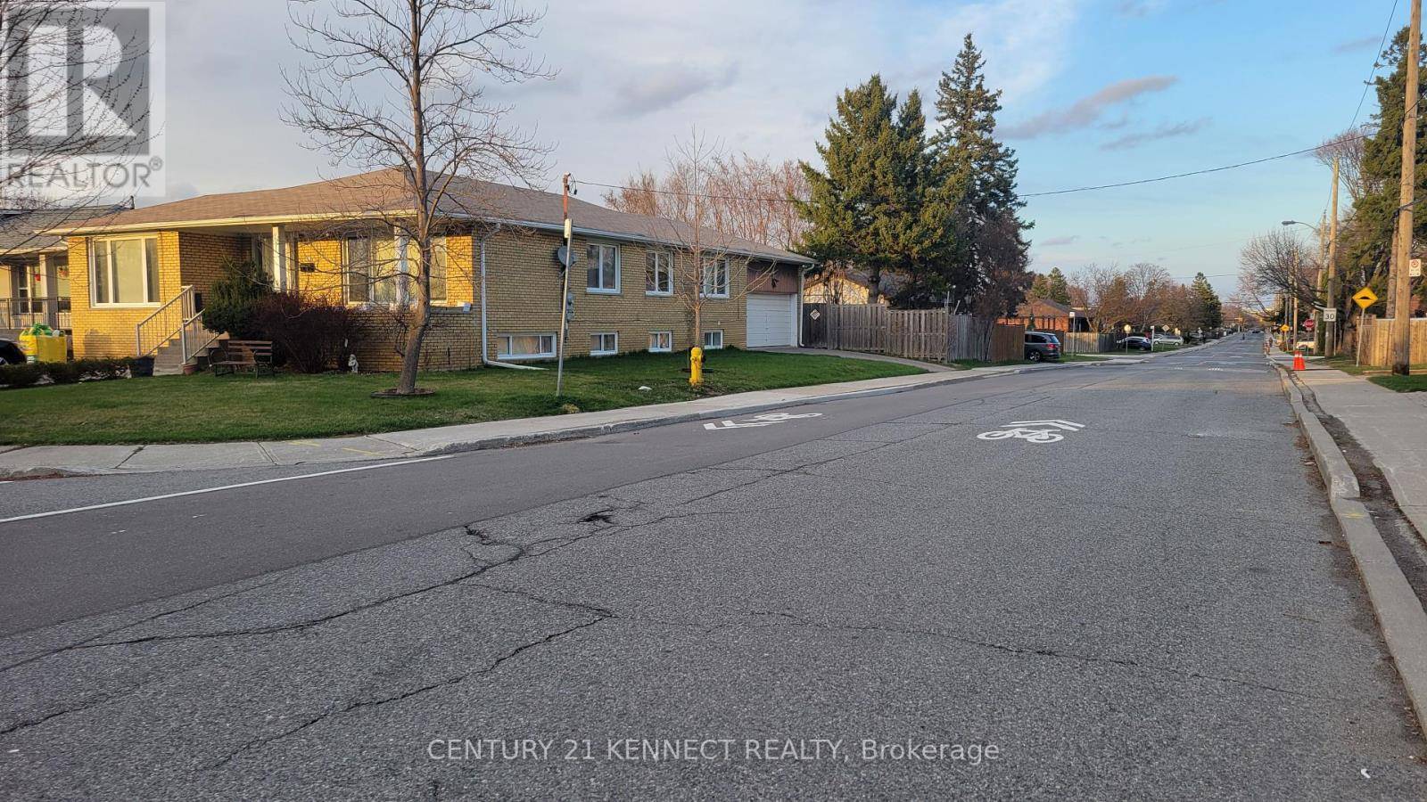 Toronto (bathurst Manor), ON M3H5N9,1 EVANSTON DRIVE