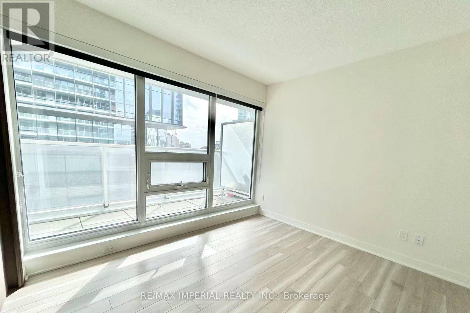 Toronto (waterfront Communities), ON M5V0N2,19 Bathurst ST #611