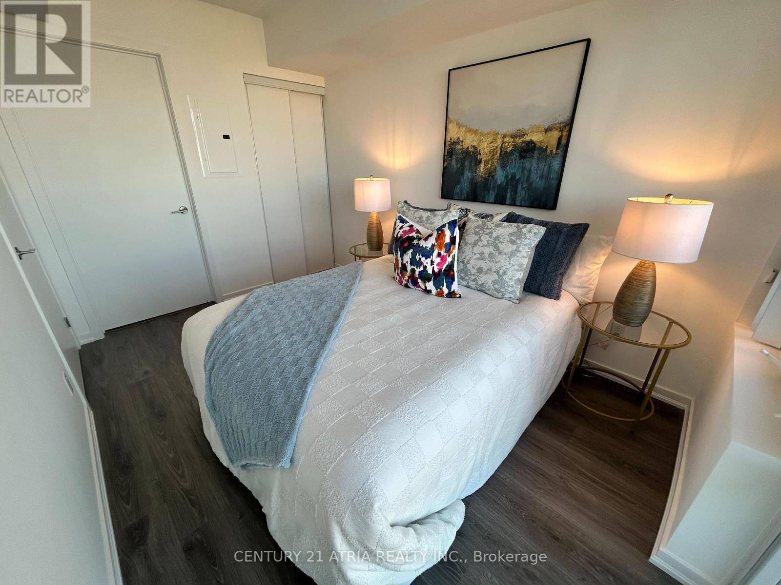 Toronto (little Portugal), ON M6J0A2,68 Abell ST #1606