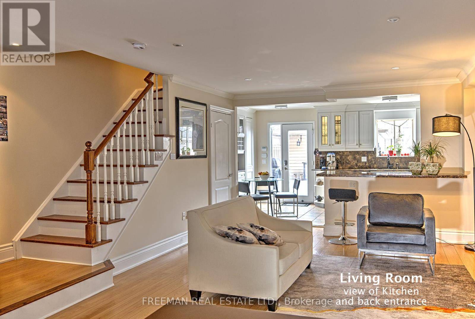 Toronto (wychwood), ON M6G4B4,35 ACORES AVENUE