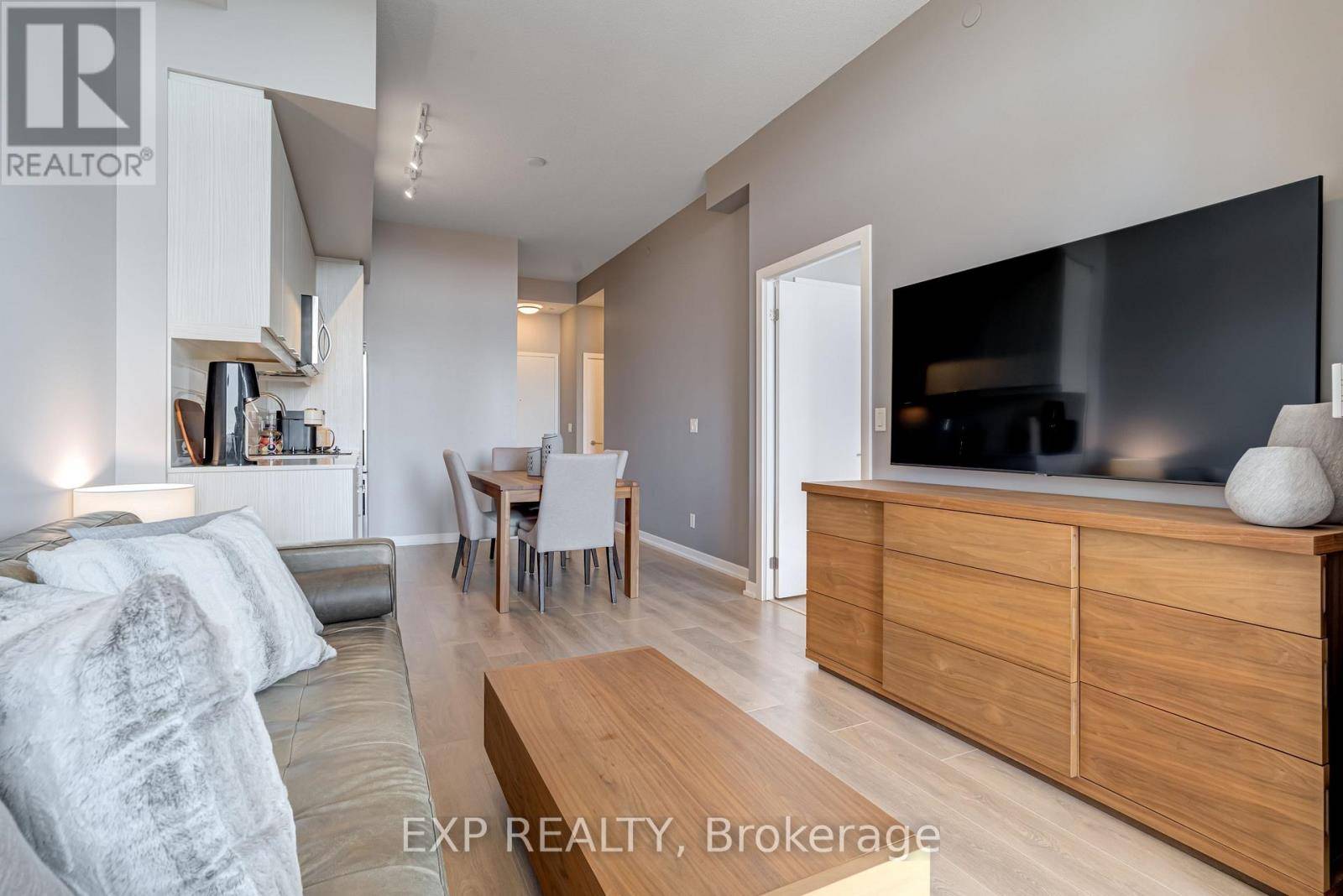 Toronto (henry Farm), ON M2J0H3,36 Forest Manor RD #207