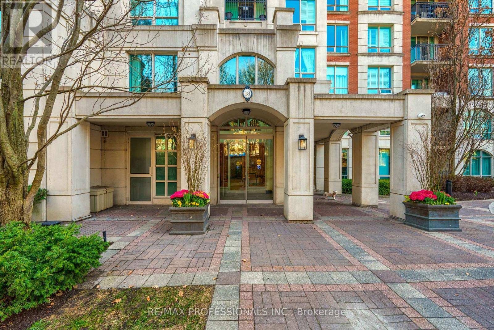 Toronto (st. Andrew-windfields), ON M2P2G6,18 William Carson CRES #111
