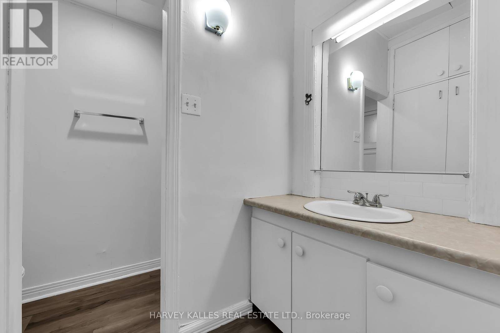 Toronto (wychwood), ON M6C2T5,205 WYCHWOOD AVENUE