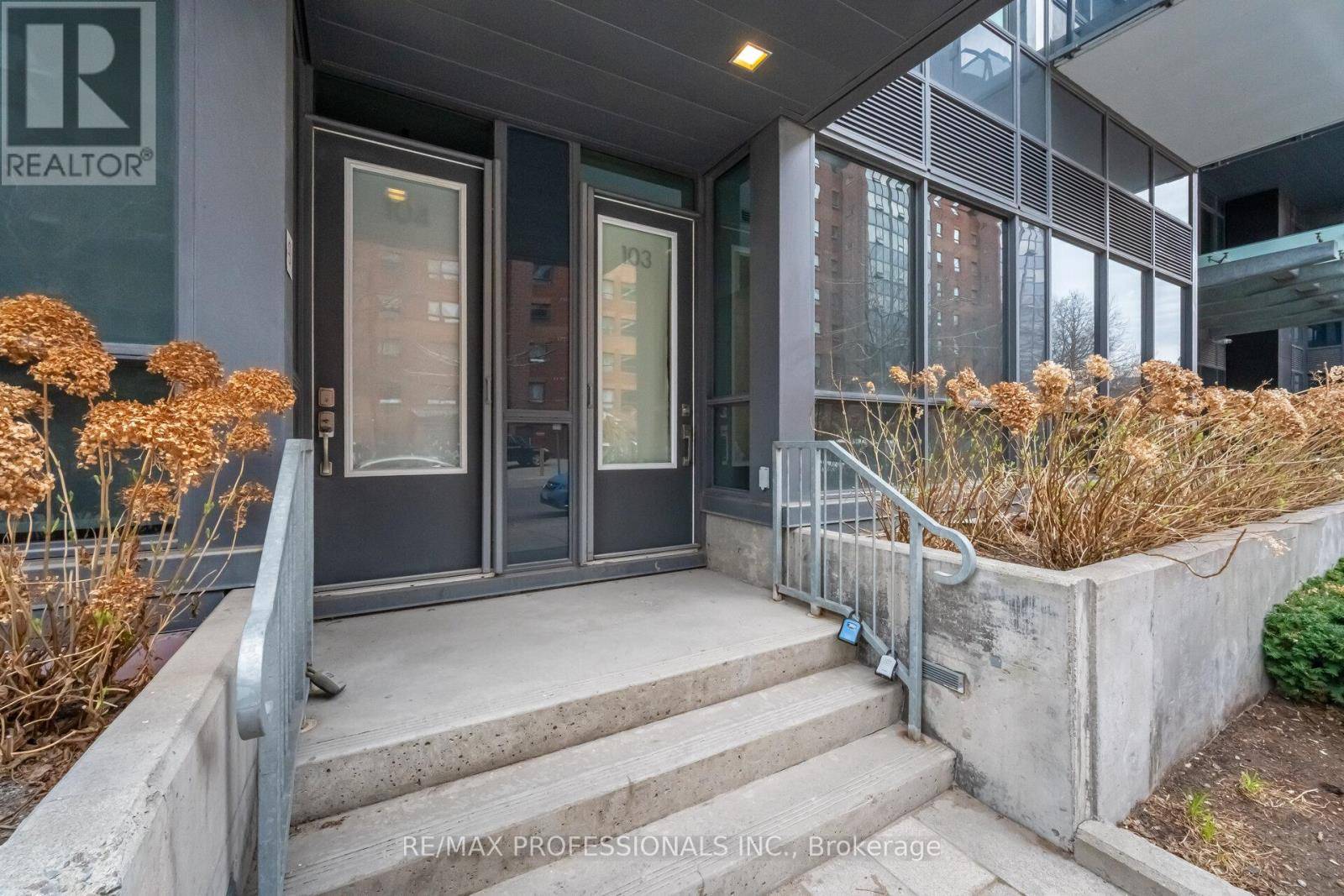 Toronto (niagara), ON M6K0B4,1030 King ST #103
