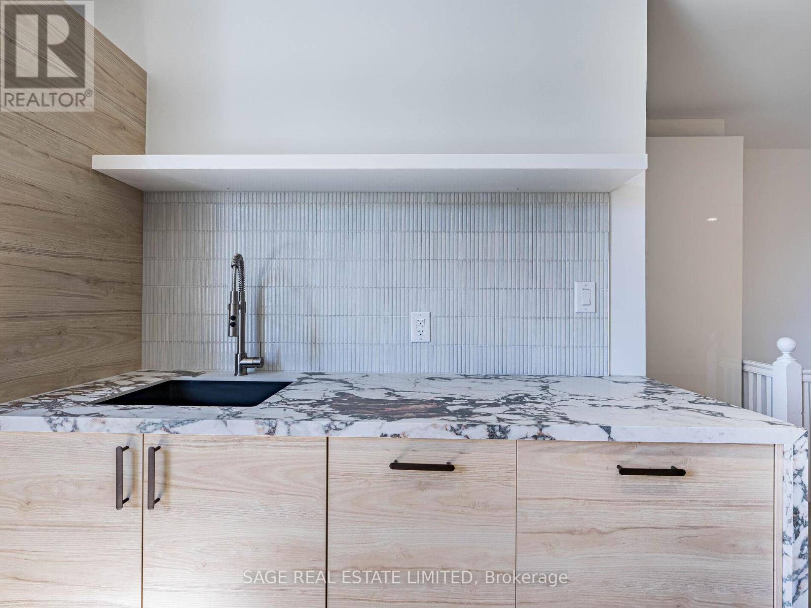 Toronto (trinity-bellwoods), ON M6J1X3,1153 Dundas ST West #Upper
