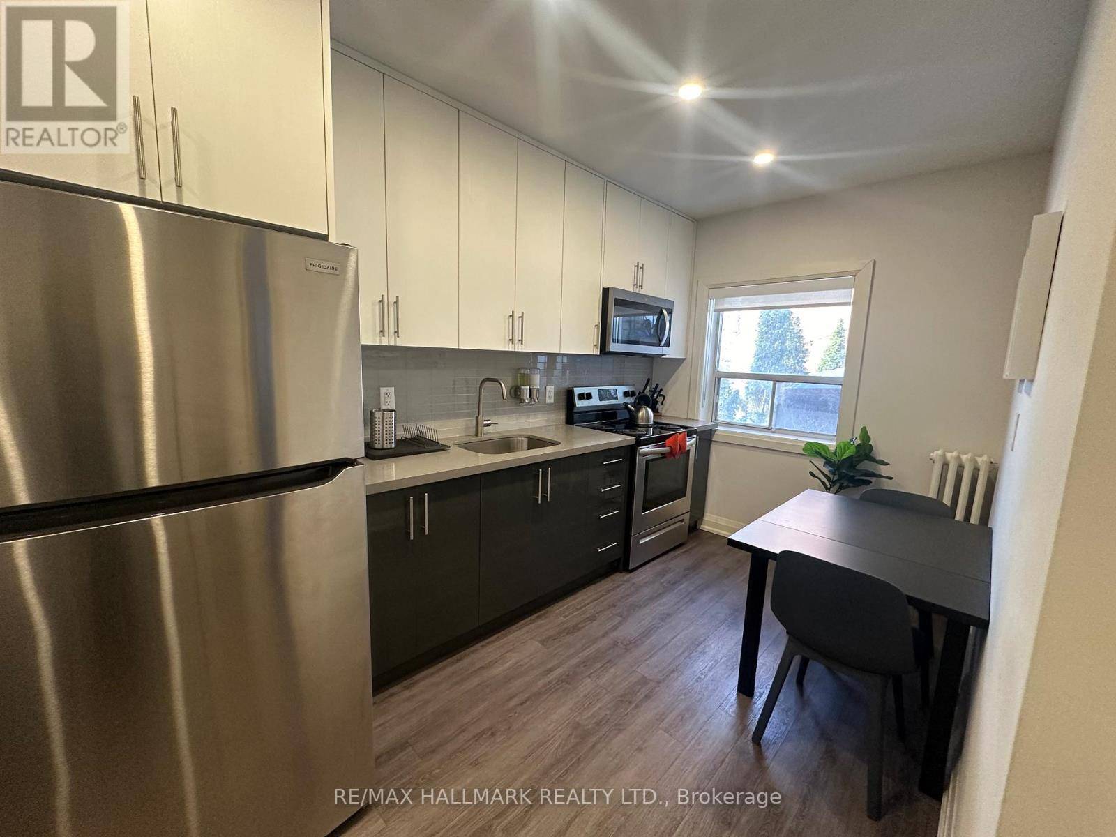 Toronto (wychwood), ON M6C1A3,595 St Clair AVE West #4