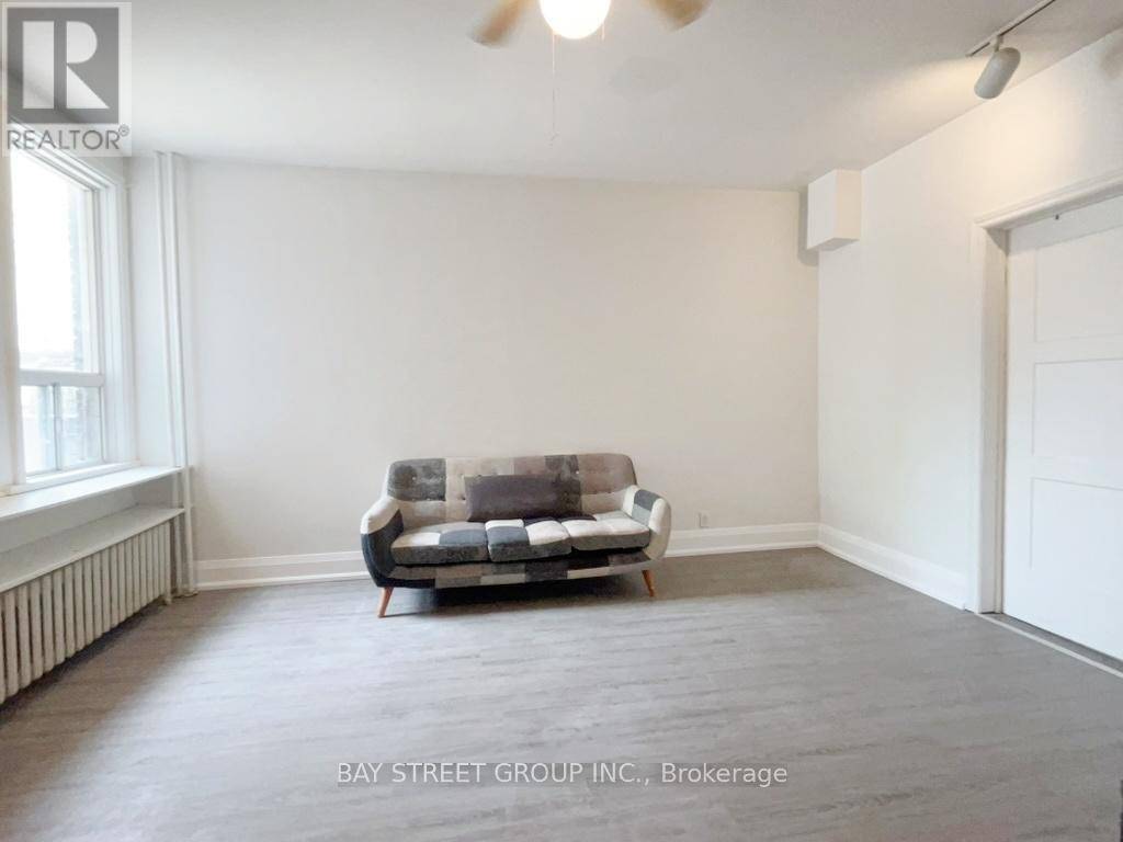 Toronto (palmerston-little Italy), ON M6H2T2,163 DELAWARE AVENUE