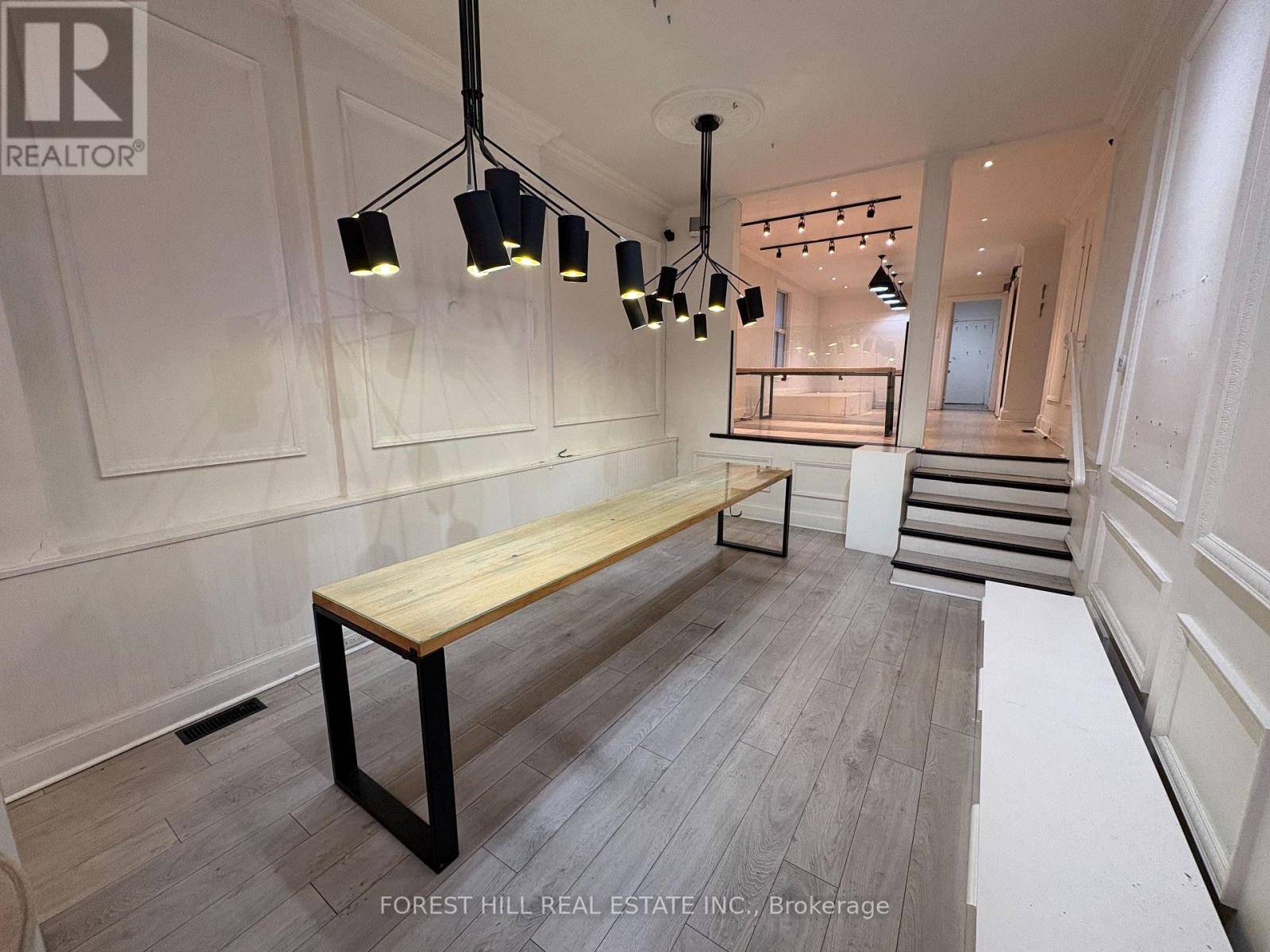 Toronto (trinity-bellwoods), ON M6J1V9,889 DUNDAS STREET W