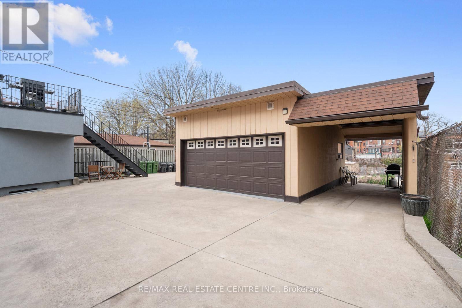 Toronto (trinity-bellwoods), ON M6J2B4,14 CHURCHILL AVENUE