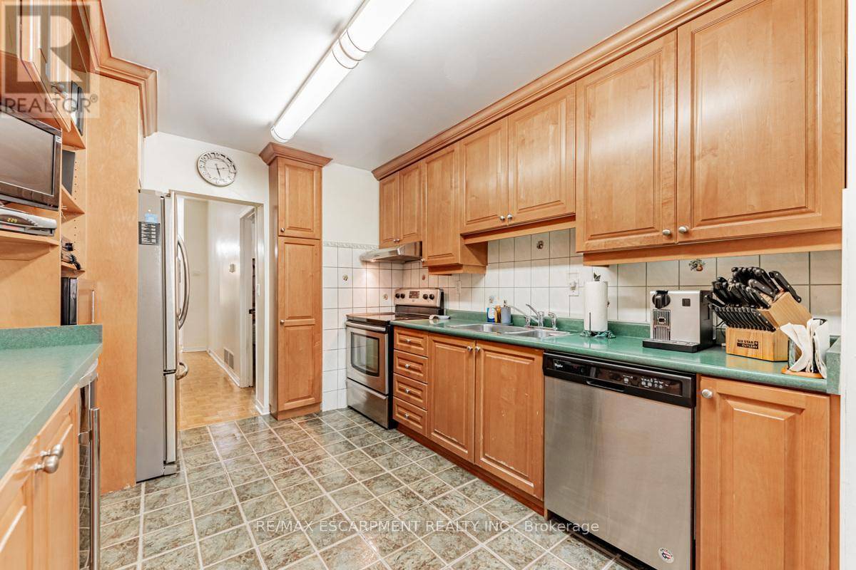 Toronto (little Portugal), ON M6J1N2,11 ALMA AVENUE