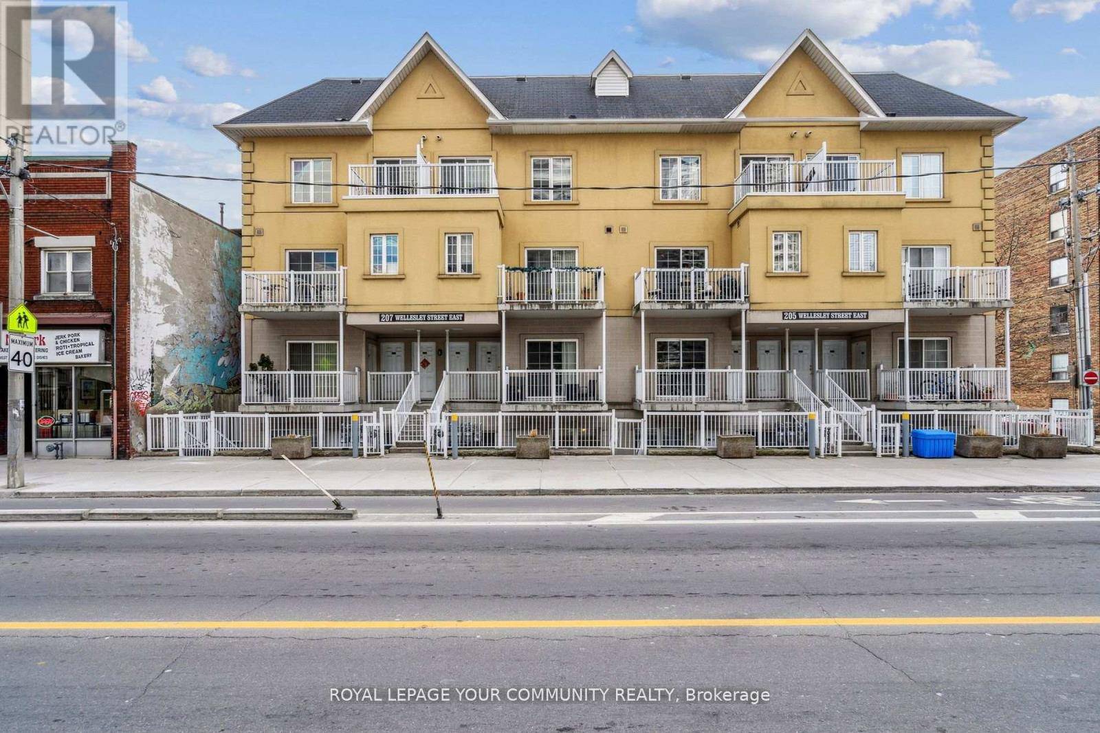 Toronto (cabbagetown-south St. James Town), ON M4X1G1,207 Wellesley ST East #103