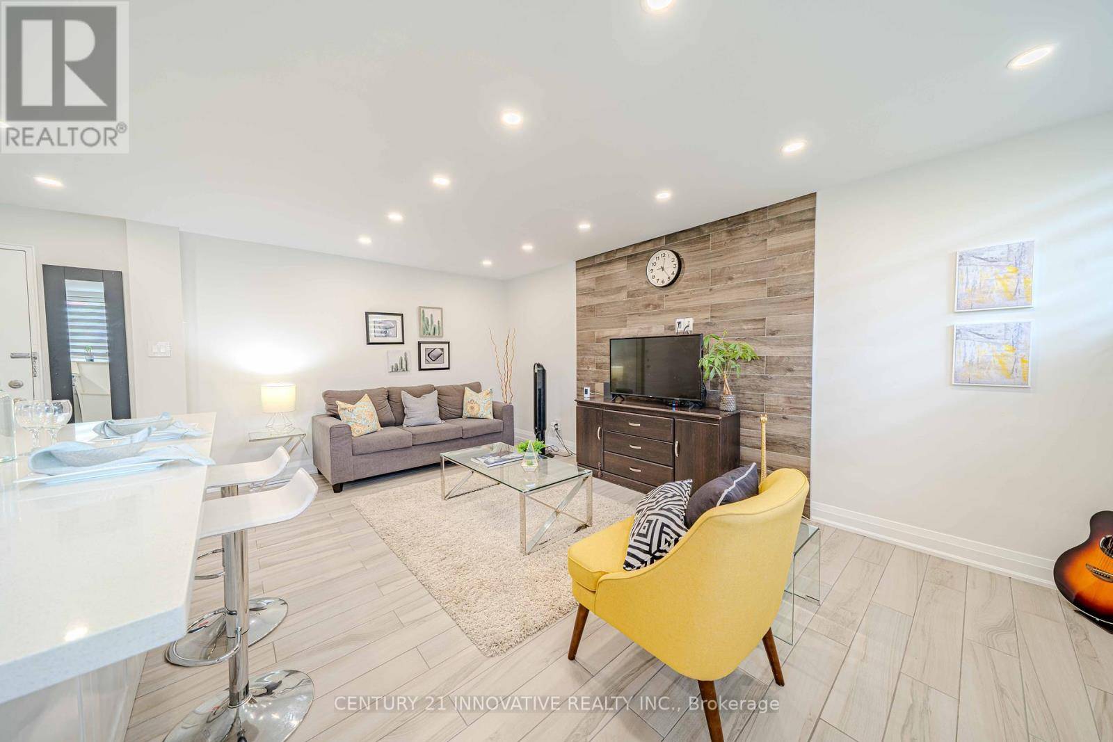 Toronto (bedford Park-nortown), ON M5M3B2,219 Wilson AVE #101