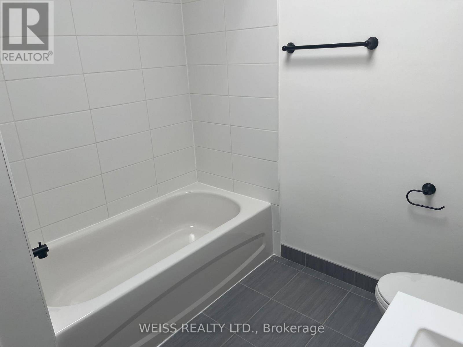 Toronto (forest Hill South), ON M5N1B1,517 Eglinton AVE West #2