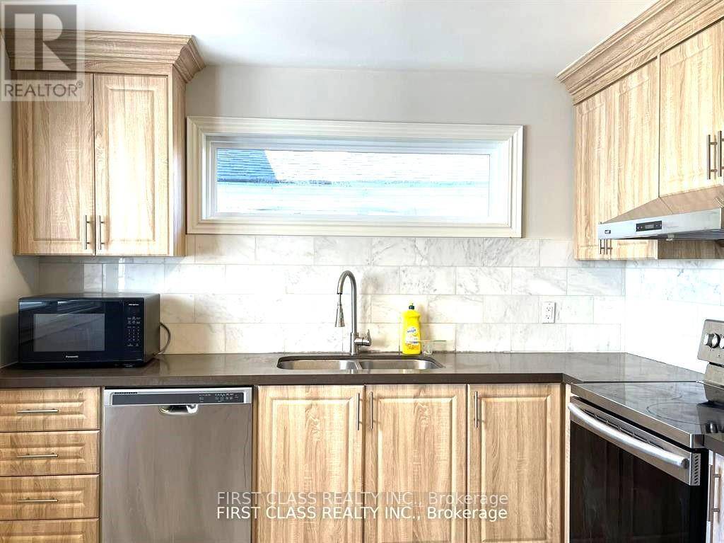 Toronto (newtonbrook East), ON M2M2R6,24 Greenyards DR #Upper