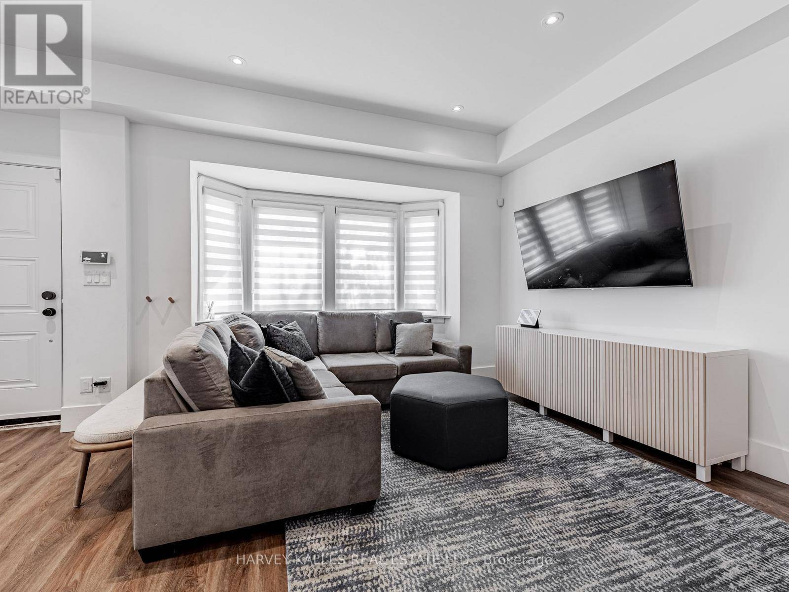 Toronto (englemount-lawrence), ON M6B2A1,736 GLENCAIRN AVENUE