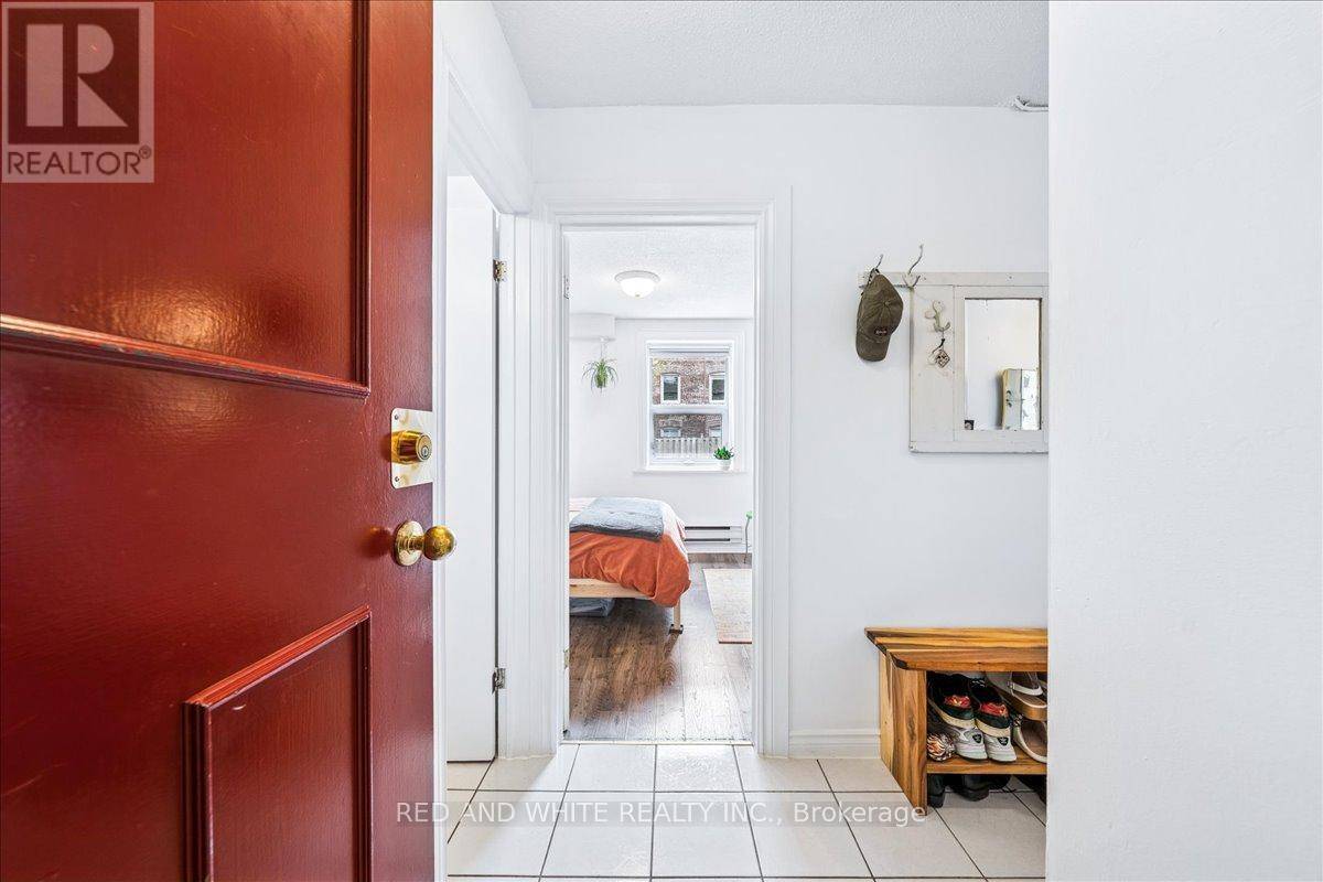 Toronto (humewood-cedarvale), ON M6C2M1,114 Vaughan RD #103
