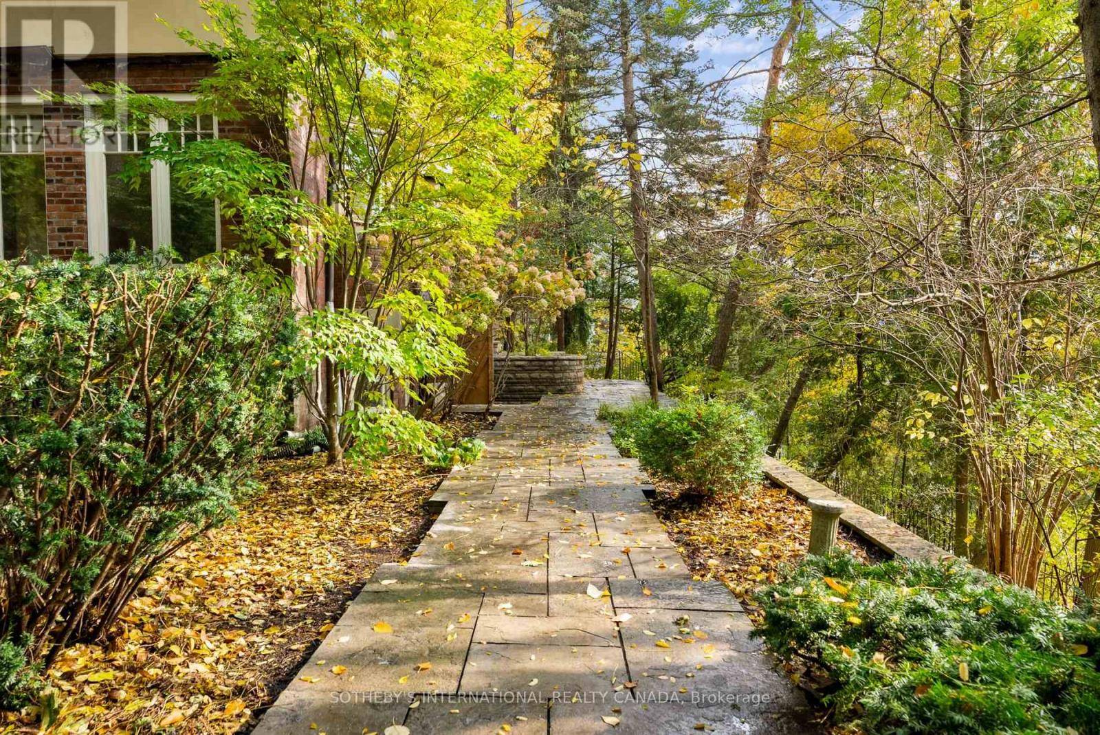 Toronto (rosedale-moore Park), ON M4W1X1,56 ROXBOROUGH DRIVE