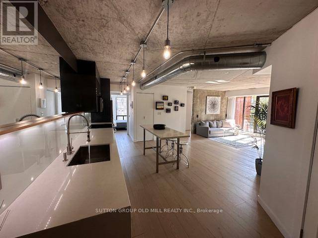 Toronto (palmerston-little Italy), ON M6G4A3,456 College ST #211