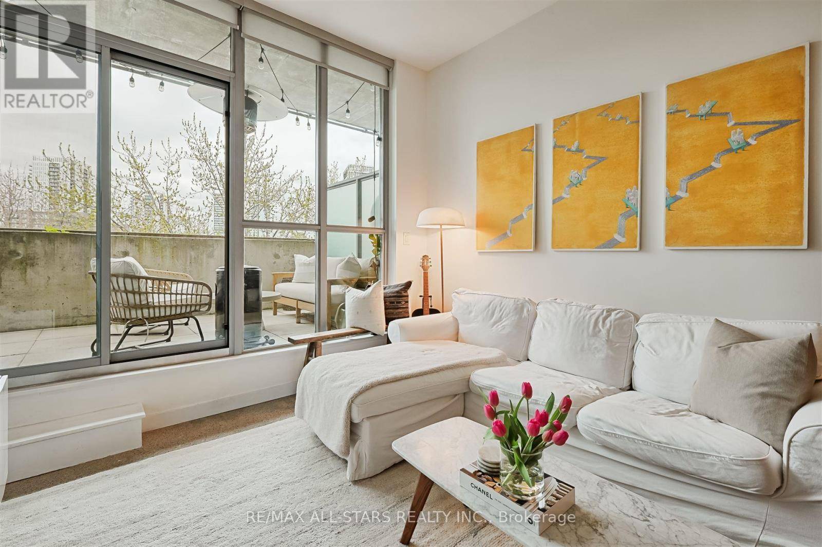 Toronto (moss Park), ON M5A1M1,510 King ST East #608