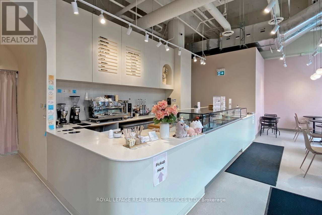 Toronto (trinity-bellwoods), ON M6J1V5,862 DUNDAS STREET W