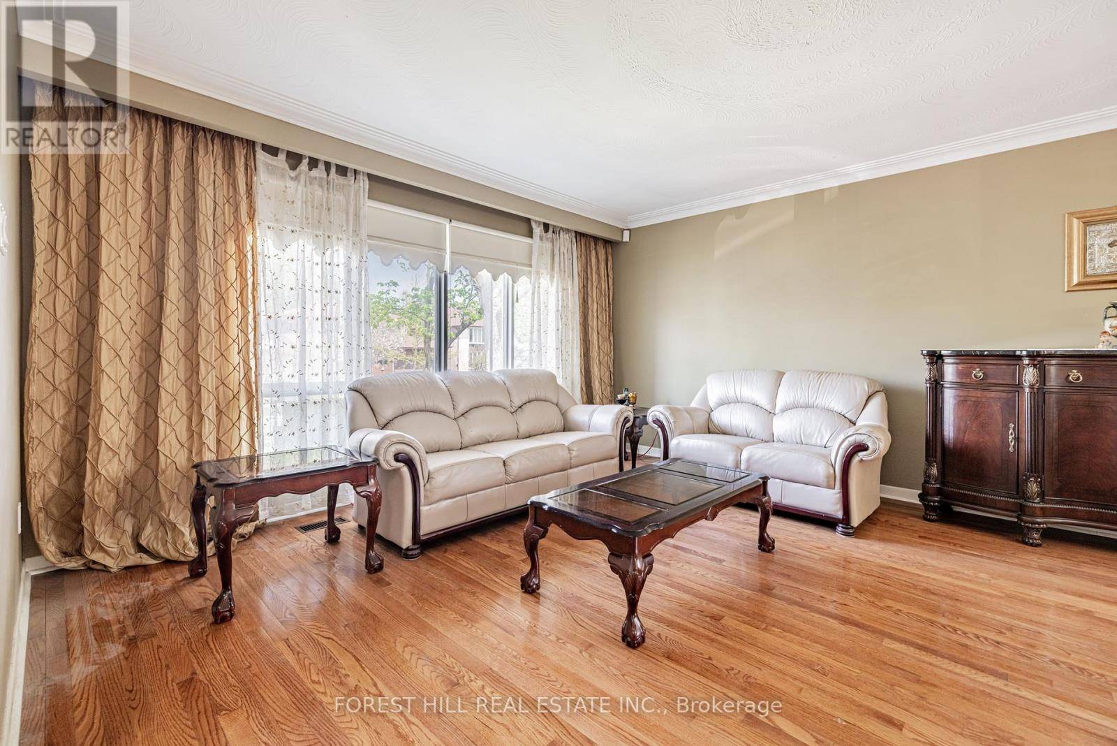 Toronto (newtonbrook West), ON M2R2J2,121 CHARLTON BOULEVARD