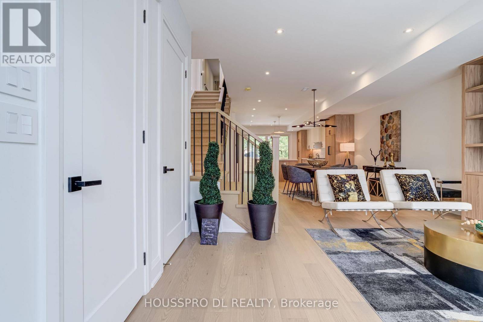 Toronto (mount Pleasant East), ON M4S1V3,718 HILLSDALE AVENUE E