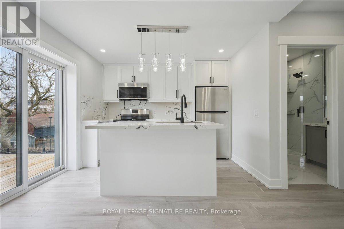 Toronto (palmerston-little Italy), ON M6G3L8,647 Shaw ST #Upper