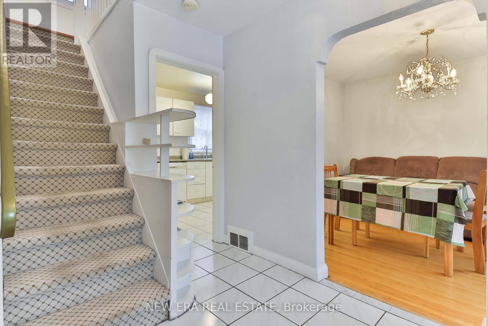 Toronto (englemount-lawrence), ON M6B2T5,27 DELL PARK AVENUE