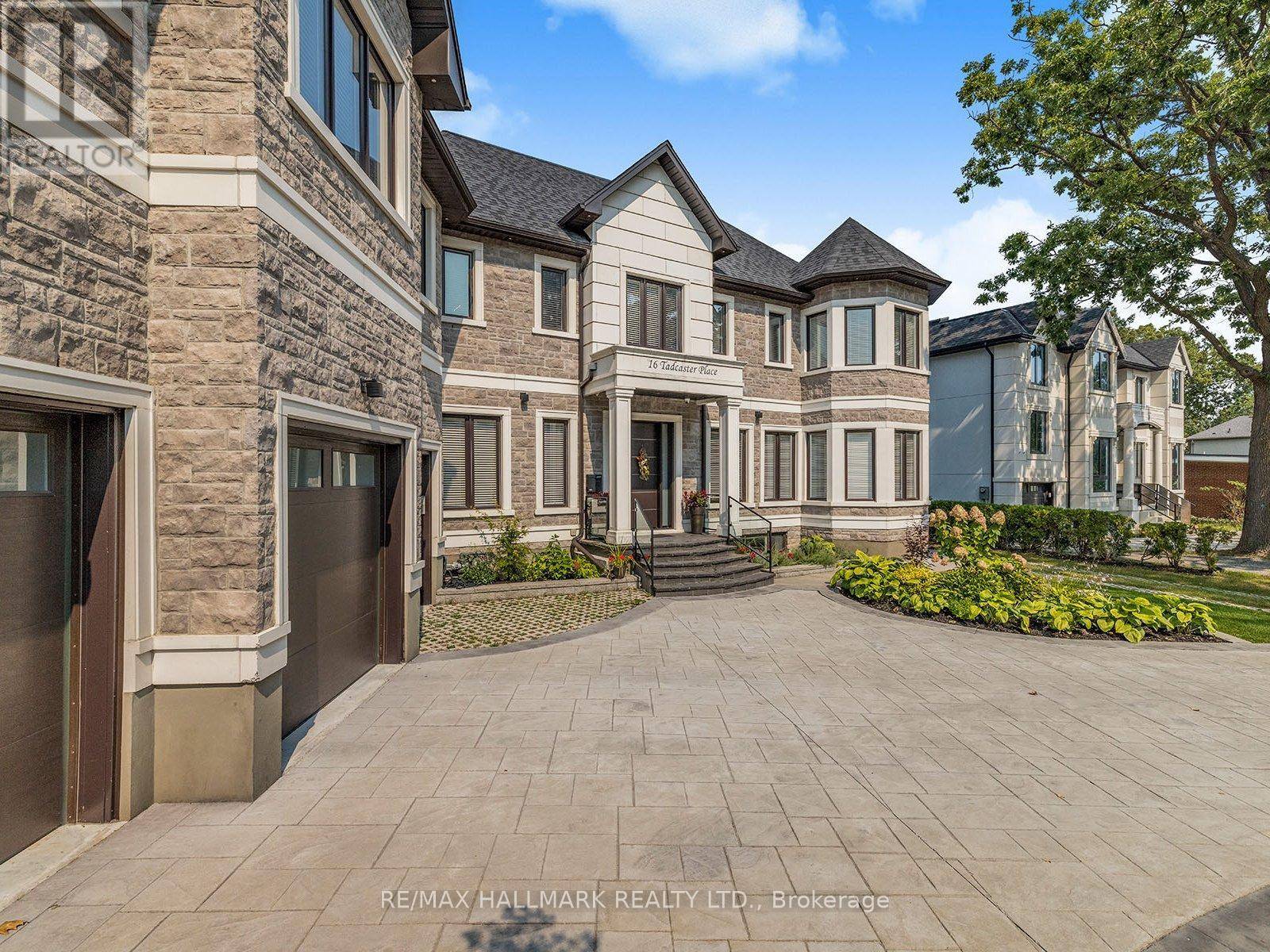 Toronto (banbury-don Mills), ON M3B1G7,16 TADCASTER PLACE