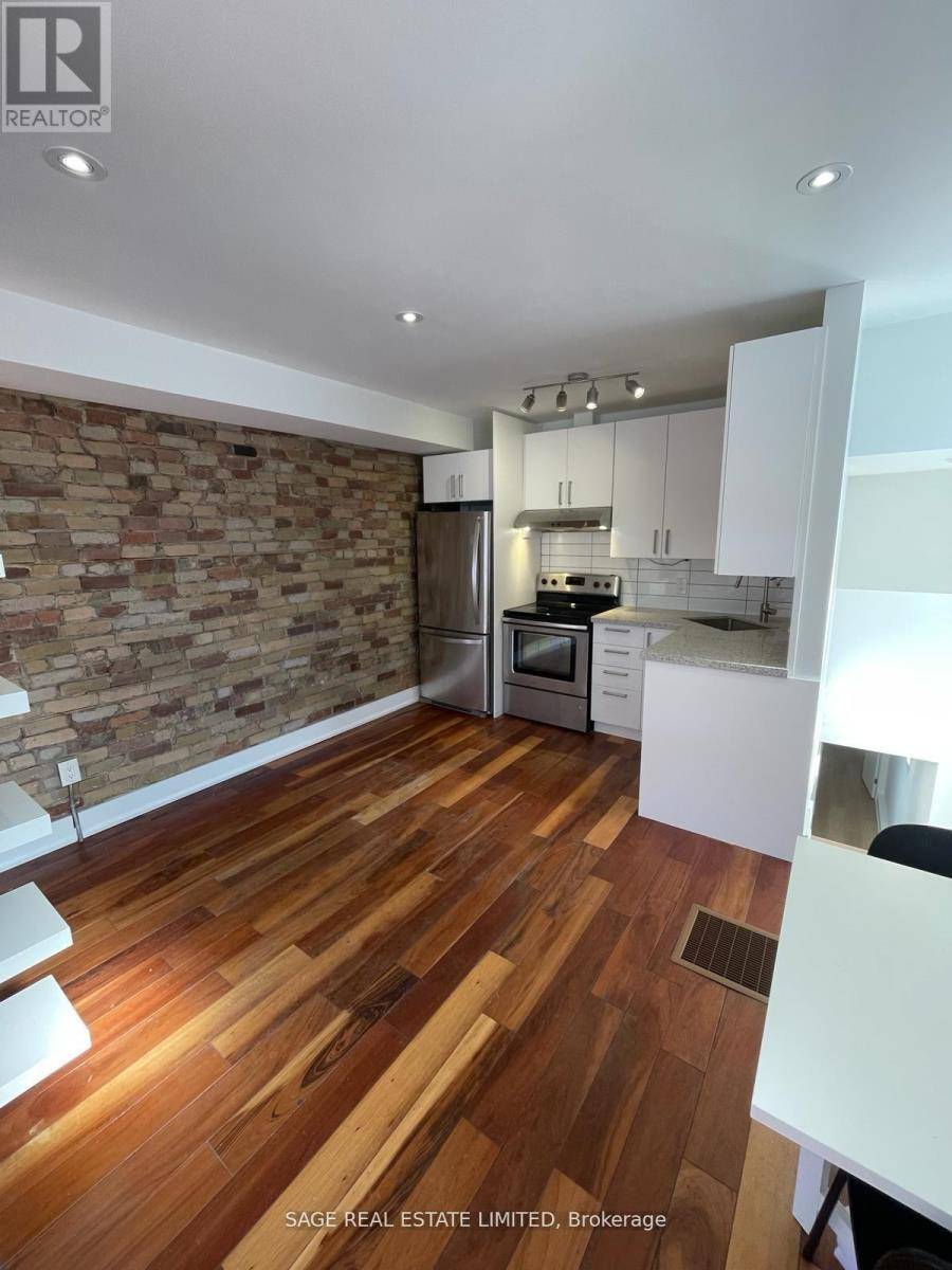 Toronto (little Portugal), ON M6K1R2,52 Delaney CRES #1
