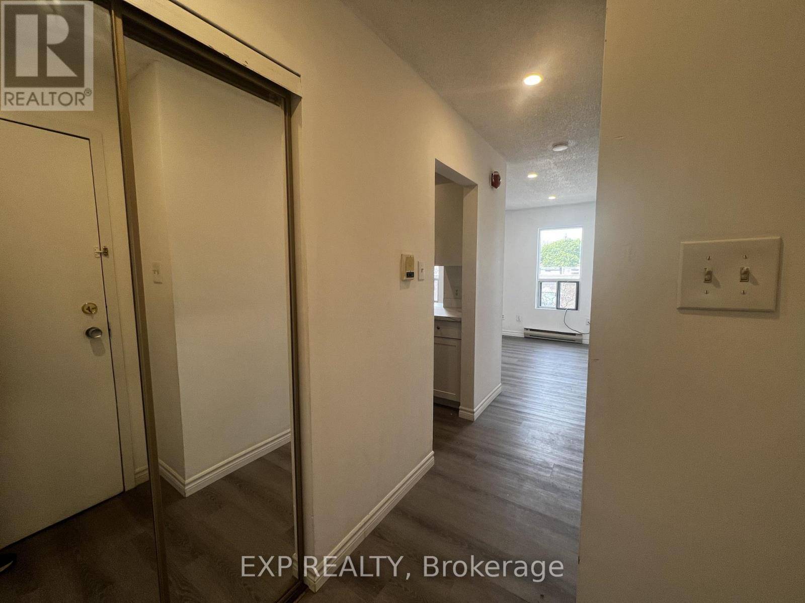 Toronto (wychwood), ON M6C1B9,102 Greensides AVE #11