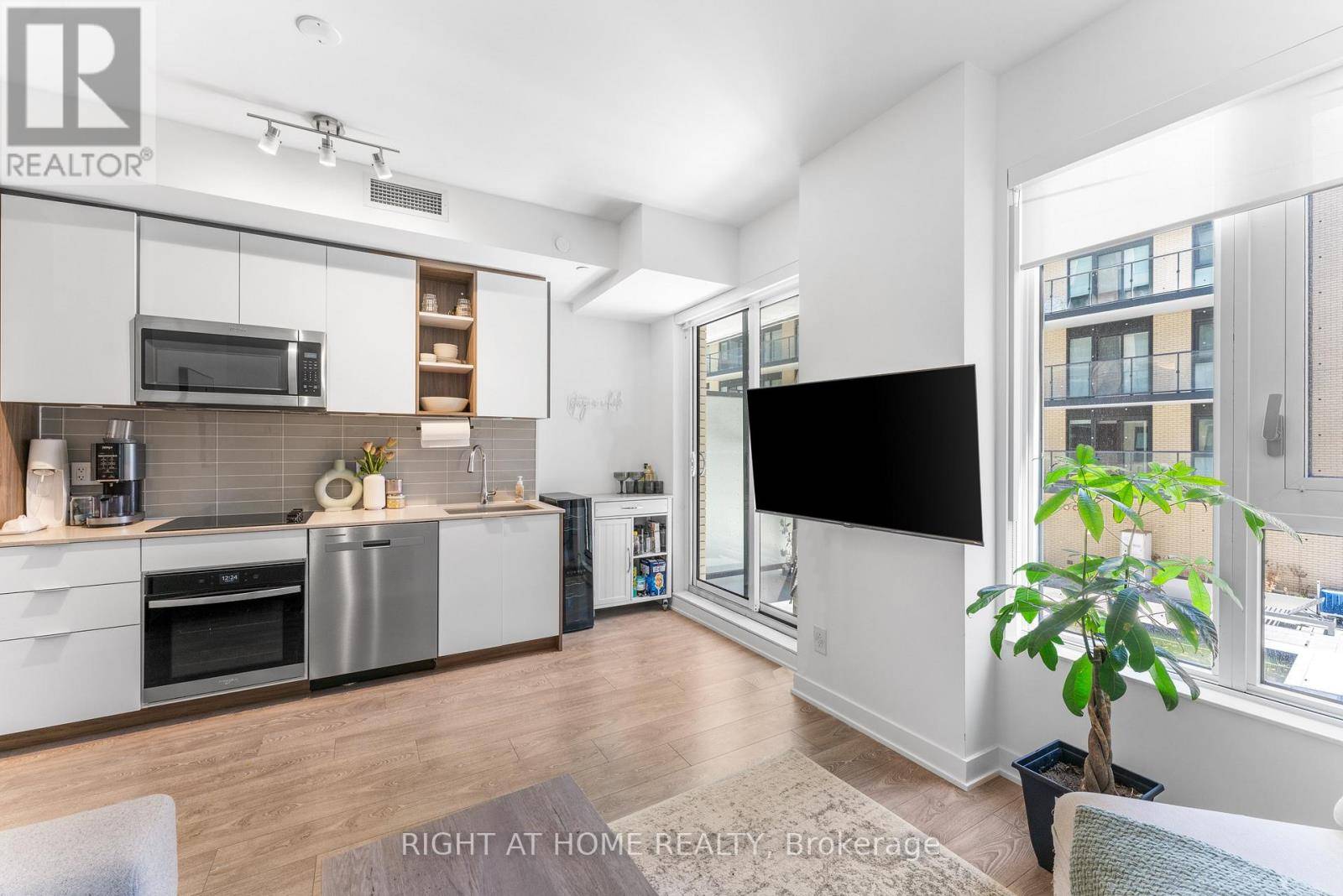Toronto (waterfront Communities), ON M5V1Y6,543 Richmond ST West #334
