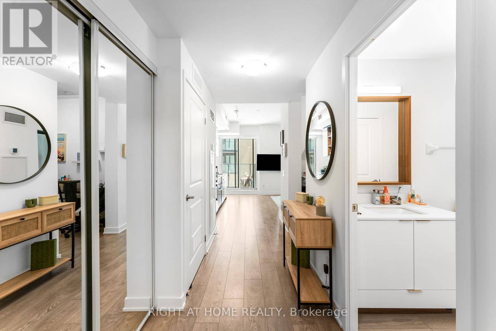 Toronto (waterfront Communities), ON M5V1Y6,543 Richmond ST West #334