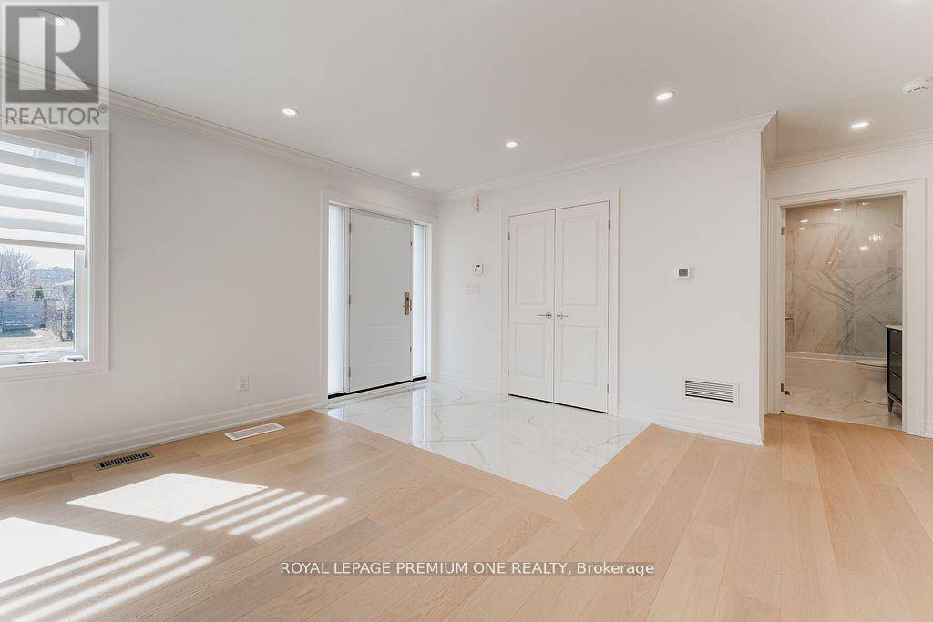 Toronto (bathurst Manor), ON M3H3Z8,286 WATERLOO AVENUE